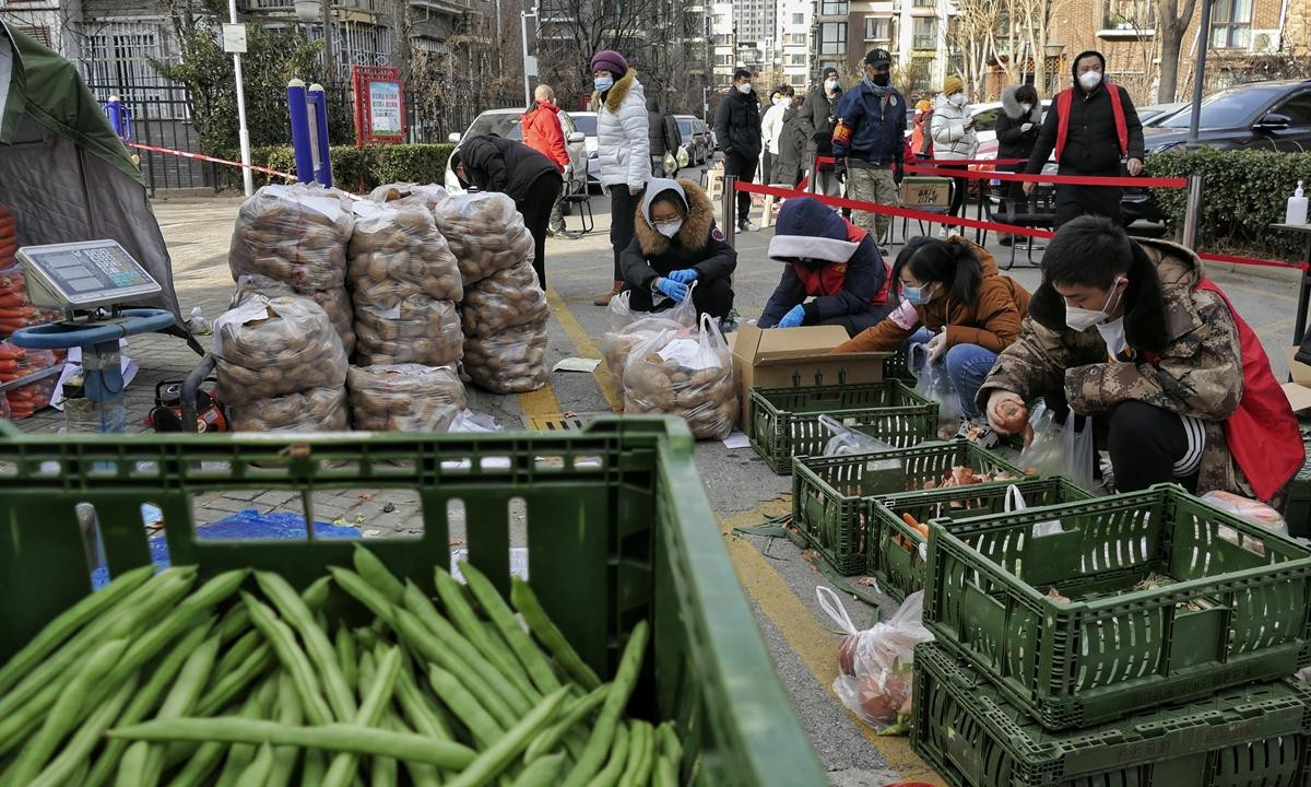 Tình nguyện viên đóng gói rau củ để chuyển đến cư dân ở Thiên Tân. Ảnh: Global Times Tình nguyện viên đóng gói rau củ để chuyển đến cư dân ở Thiên Tân. Ảnh: Global Times