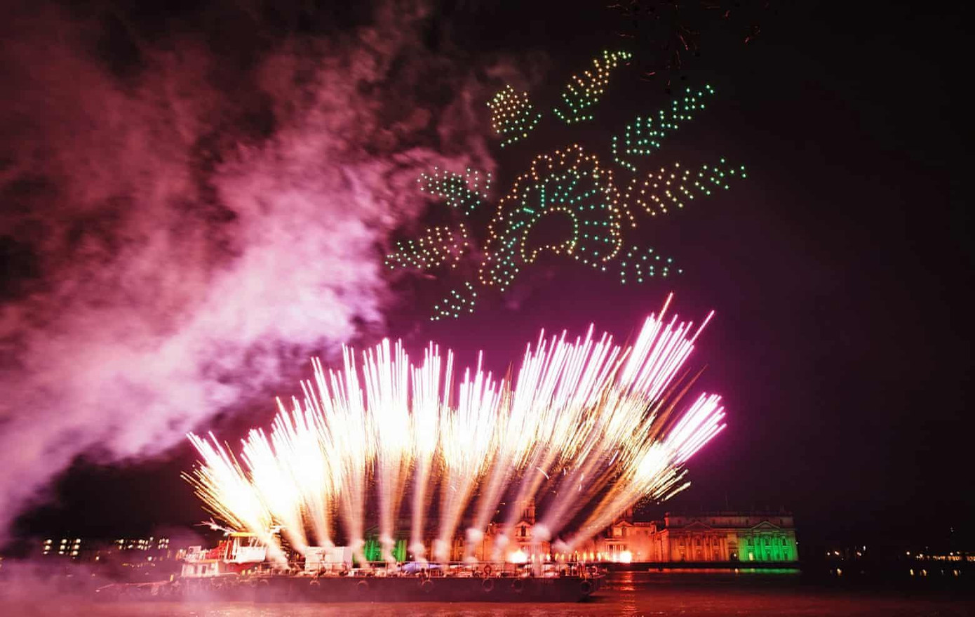 Trình diễn pháo hoa kết hợp máy bay không người lái ở London. Ảnh: PA