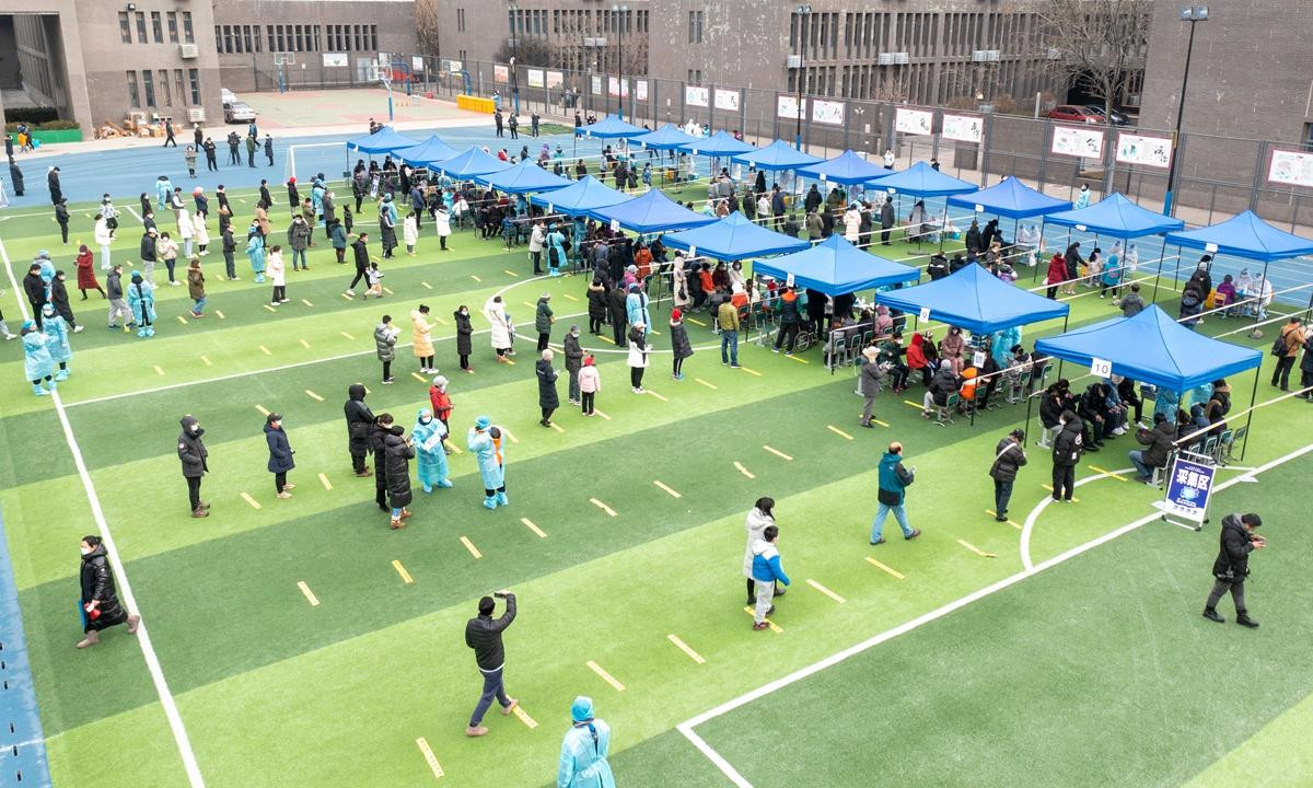 Người dân xếp hàng lấy mẫu xét nghiệm ở Thiên Tân. Ảnh: Global Times Người dân xếp hàng lấy mẫu xét nghiệm ở Thiên Tân. Ảnh: Global Times