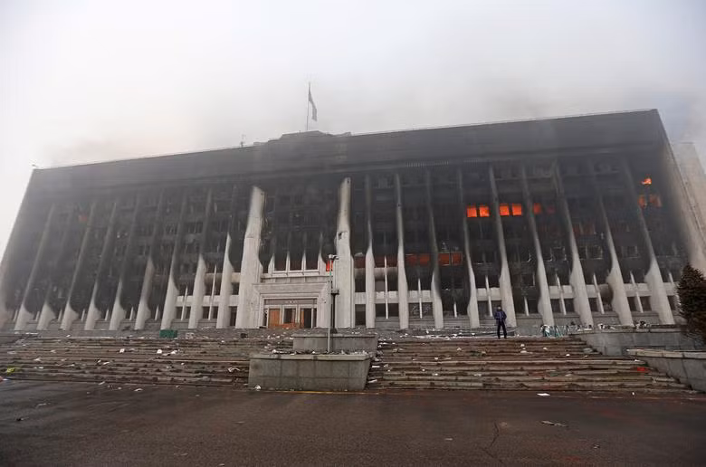 Mặt ngoài toà nhà cháy đen sau khi bị người biểu tình đốt phá. Ảnh: Reuters Mặt ngoài toà nhà cháy đen sau khi bị người biểu tình đốt phá. Ảnh: Reuters