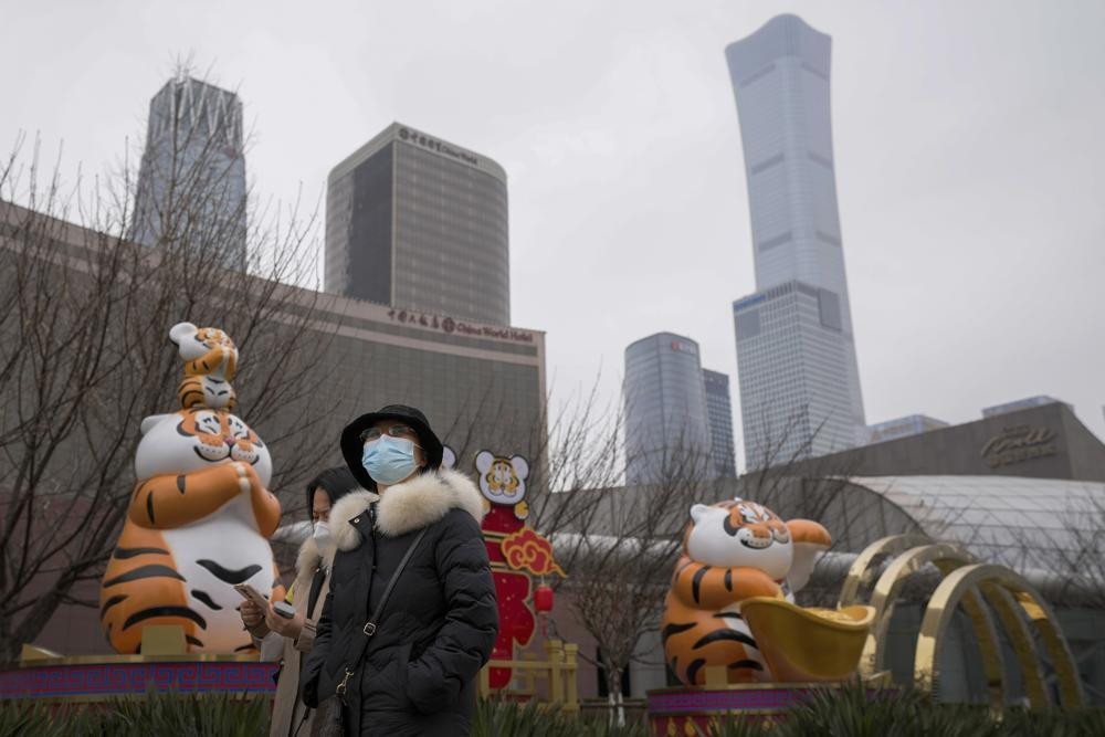 Người dân Bắc Kinh đeo khẩu trang đi dạo. Ảnh: Reuters Người dân Bắc Kinh đeo khẩu trang đi dạo. Ảnh: Reuters