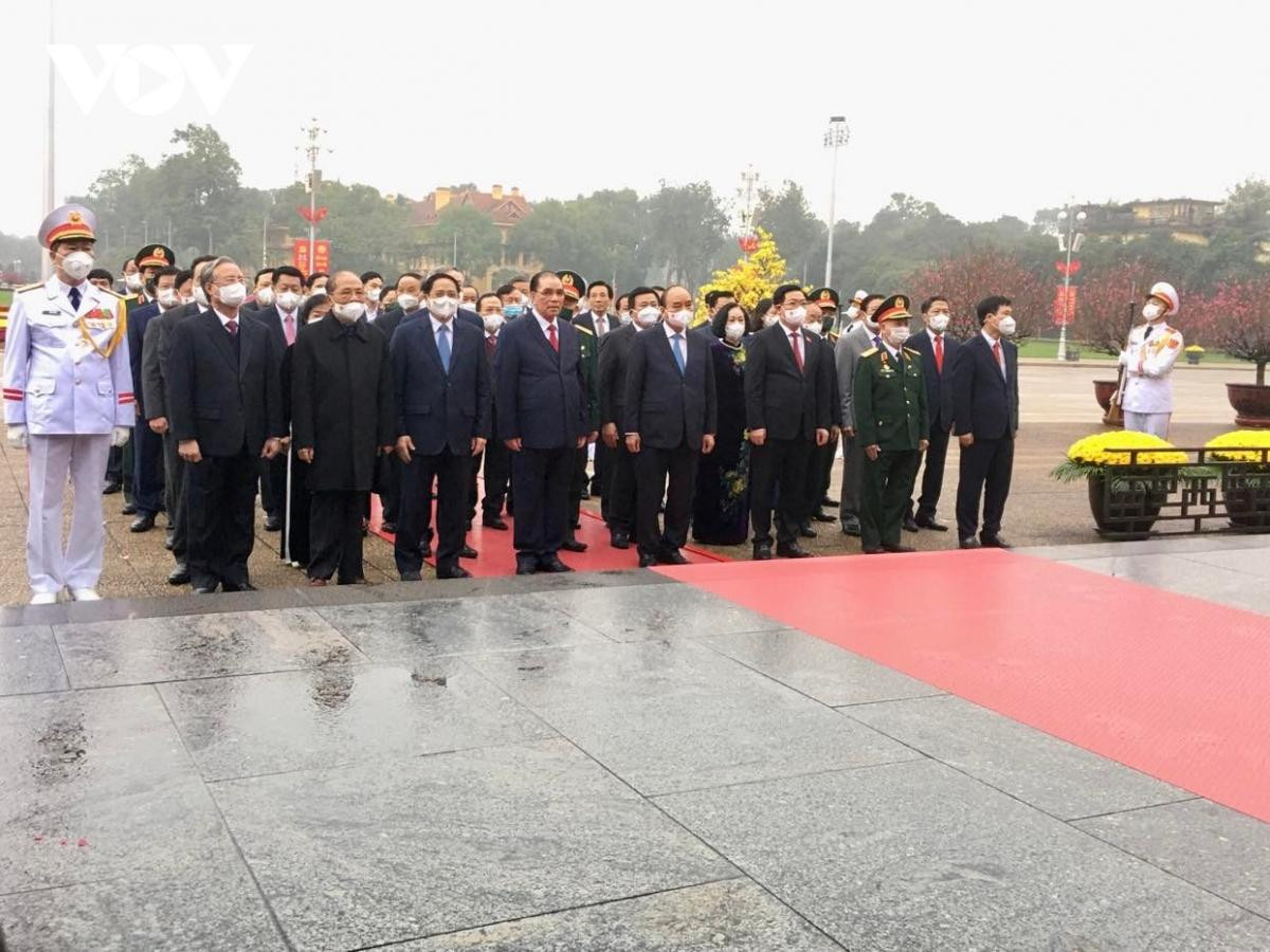 Vòng hoa của Đoàn mang dòng chữ "Đời đời nhớ ơn Chủ tịch Hồ Chí Minh vĩ đại" Vòng hoa của Đoàn mang dòng chữ "Đời đời nhớ ơn Chủ tịch Hồ Chí Minh vĩ đại"