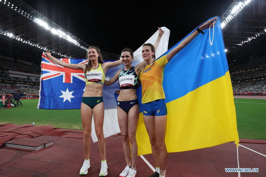 Từ trái sang: Các vận động viên Nicola McDermott (Úc), Mariya Lasitskene (Ủy ban Olympic Nga) và Yaroslava Mahuchikh (Ukraine) ăn mừng sau trận chung kết nhảy cao nữ tại Olympic Tokyo. Ảnh: Tân Hoa Xã