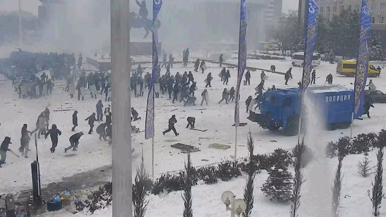 Cảnh sát đối phó với người biểu tình ở thành phố Aktobe. Ảnh: Reuters