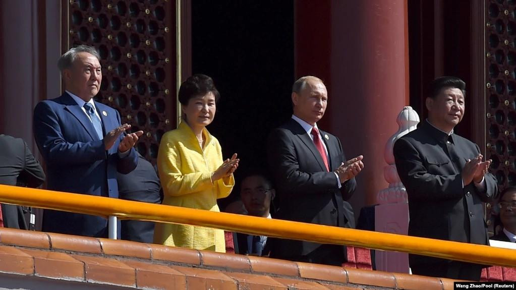 Cựu Tổng thống Kazakhstan - Nursultan Nazarbayev (ngoài cùng bên trái), Tổng thống Nga - Vladimir Putin và Chủ tịch Trung Quốc - Tập Cận Bình (bên phải). Ảnh: Reuters Cựu Tổng thống Kazakhstan - Nursultan Nazarbayev (ngoài cùng bên trái), Tổng thống Nga - Vladimir Putin và Chủ tịch Trung Quốc - Tập Cận Bình (bên phải). Ảnh: Reuters