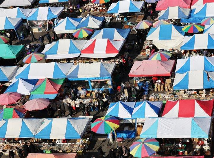 Người dân Gyeonggi (Hàn Quốc) đi chợ truyền thống để sắm sửa đồ đón Tết. Ảnh: Yonhap