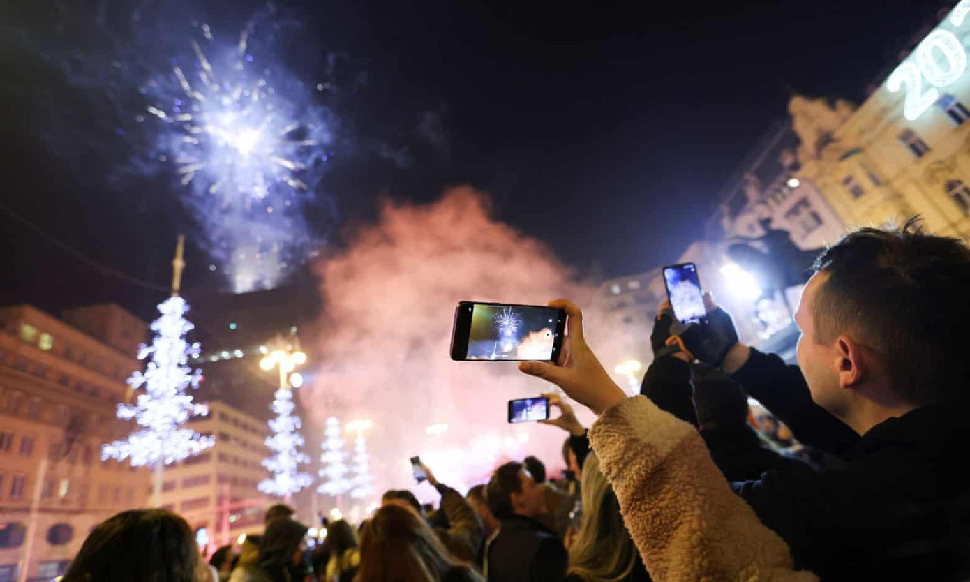 Người dân tụ tập xem pháo hoa ở quảng trường chính Zagrab (Croatia). Ảnh: Reuters