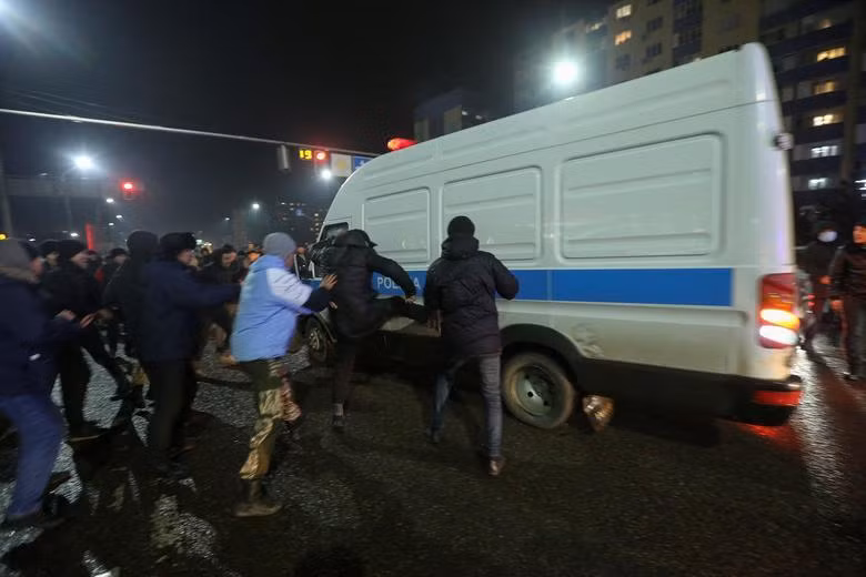 Xe cảnh sát bị nhóm người quá khích tấn công ở Almaty. Ảnh: Reuters Xe cảnh sát bị nhóm người quá khích tấn công ở Almaty. Ảnh: Reuters