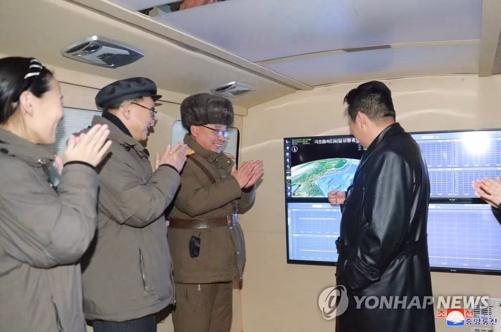 Ông Kim Jong-un theo dõi vụ thử ngày 11/1. Ảnh: Yonhap Ông Kim Jong-un theo dõi vụ thử ngày 11/1. Ảnh: Yonhap