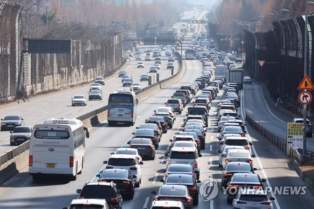 Xe cộ ùn dài trên tuyến đường nối Seoul với Busan ngày 29/1. Ảnh: Yonhap Xe cộ ùn dài trên tuyến đường nối Seoul với Busan ngày 29/1. Ảnh: Yonhap