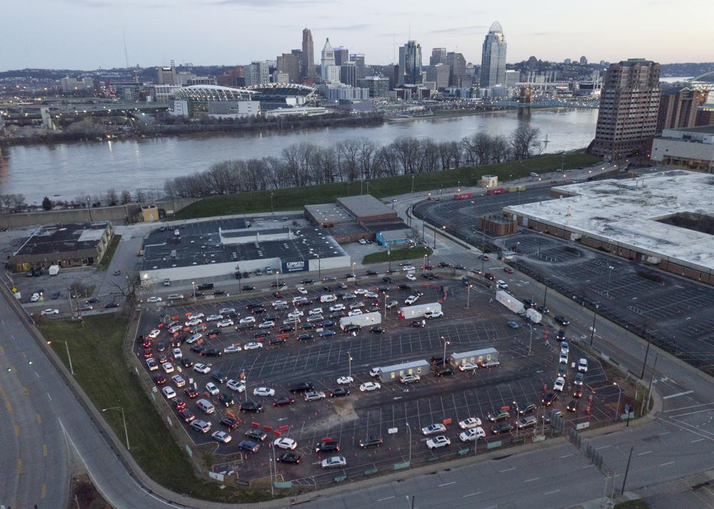 Người dân xếp hàng tại một trung tâm xét nghiệm COVID-19 ở Covington (bang Kentucky) ngày 3/1. Ảnh: AP Người dân xếp hàng tại một trung tâm xét nghiệm COVID-19 ở Covington (bang Kentucky) ngày 3/1. Ảnh: AP