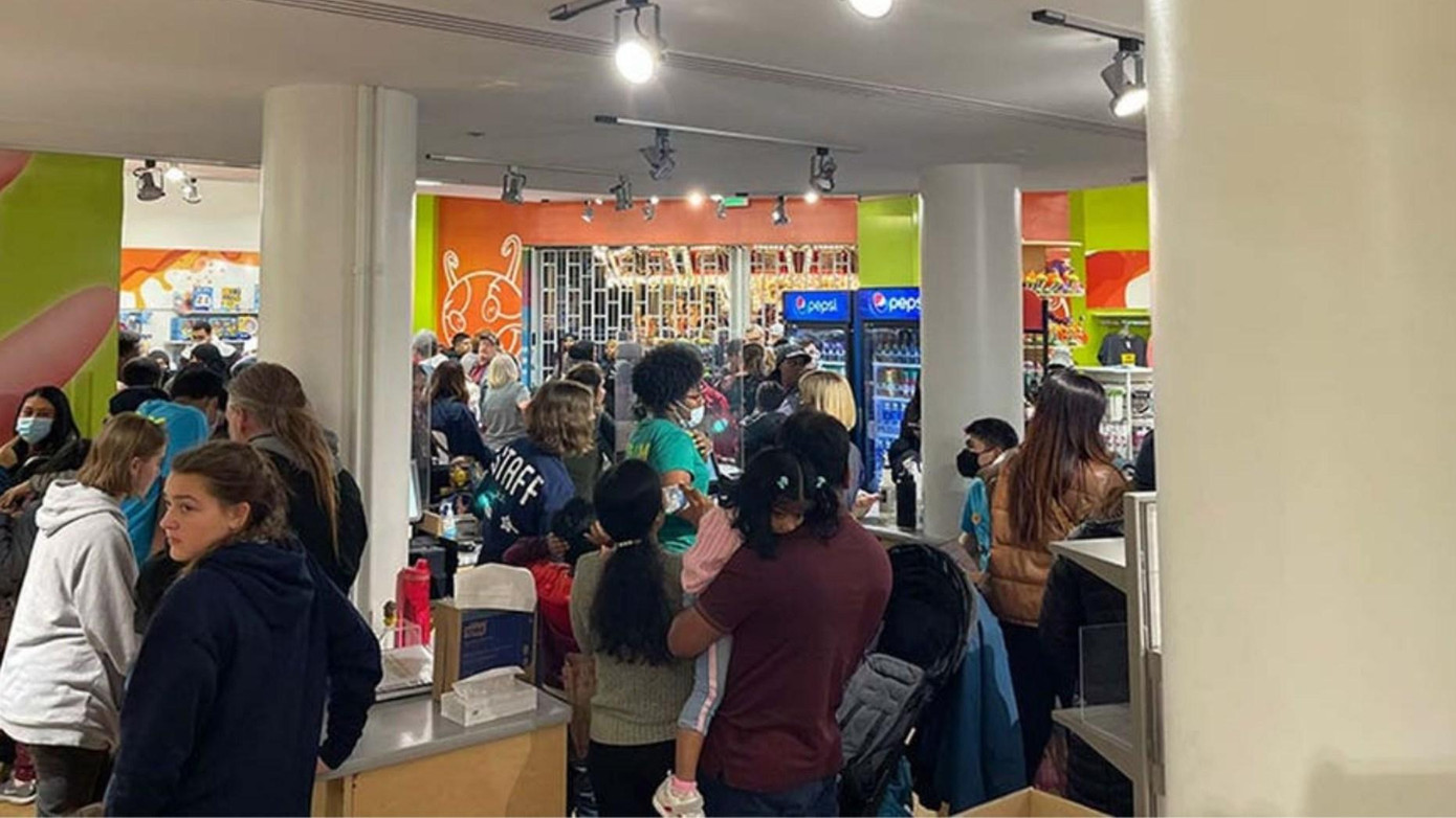 Khách mua sắm trú ẩn trong một gian hàng khi trung tâm thương mại bị phong toả. Ảnh: Fox News