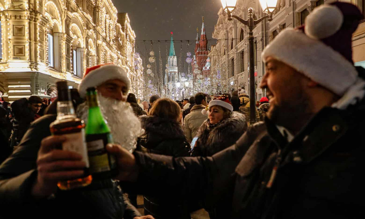 Người dân Nga tụ tập gần Quảng trường Đỏ cụng chai đón năm mới. Ảnh: EPA