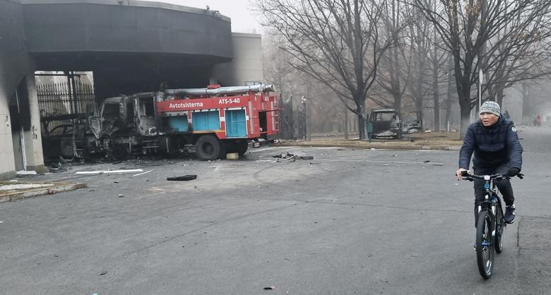 Toà nhà từng là dinh tổng thống ở thành phố Almaty cũng bị tấn công. Ảnh: Reuters Toà nhà từng là dinh tổng thống ở thành phố Almaty cũng bị tấn công. Ảnh: Reuters