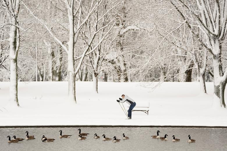 Một người chơi trượt tuyết trong công viên National Mall (Washington). Ảnh: Reuters