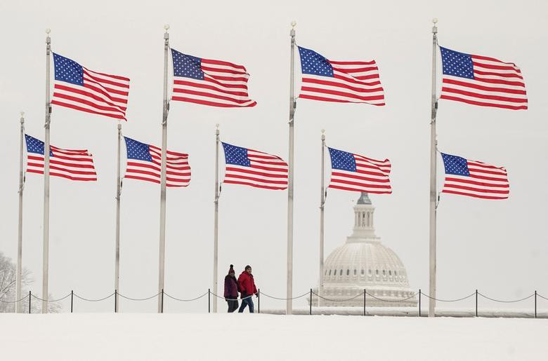 Nhiều cơ sở kinh doanh rơi vào cảnh không có điện vì tuyết bám đầy trên đường dây. Gần 3.000 chuyến bay đã bị huỷ và hơn 5.000 chuyến bay bị hoãn vì không thể cất cánh. Ảnh: Reuters