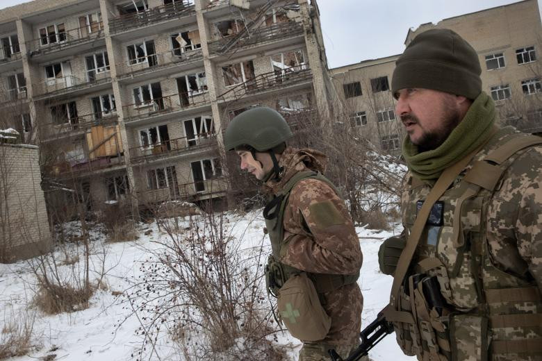 Binh sĩ Ukraine ở thành phố Marinka, giáp khu vực tranh chấp với lực lượng ly khai. Ảnh: NY Times