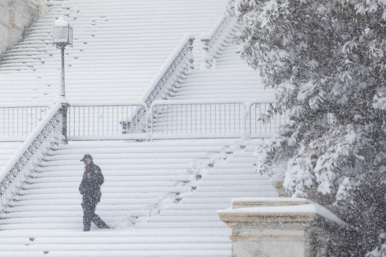 Tuyết đóng dày cộp trên bậc thang dẫn lên Điện Capitol. Ảnh: Reuters