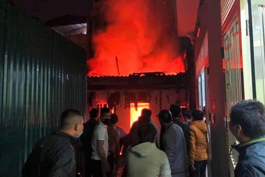 Căn nhà trọ bốc cháy ngùn ngụt đêm 3/1. Căn nhà trọ bốc cháy ngùn ngụt đêm 3/1.