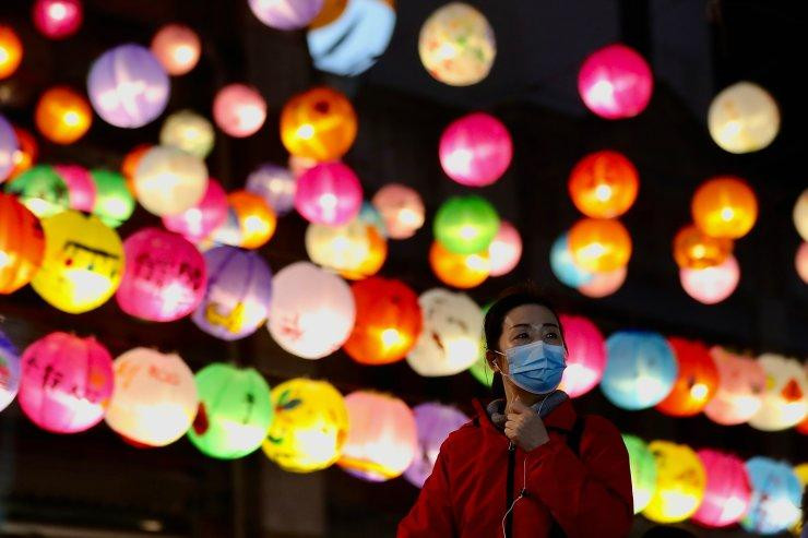 Một phụ nữ Đài Bắc (Đài Loan, Trung Quốc) ngắm đèn lồng trang hoàng mừng năm mới. Ảnh: EPA