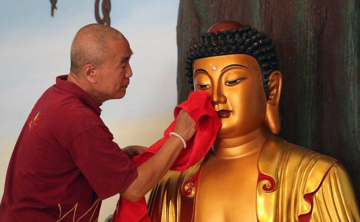 Tượng Phật tại chùa Amurva Bhumi (Jakarta, Indonesia) được lau chùi để chuẩn bị cho các nghi lễ truyền thống dịp Tết Nguyên đán. Ảnh: EPA