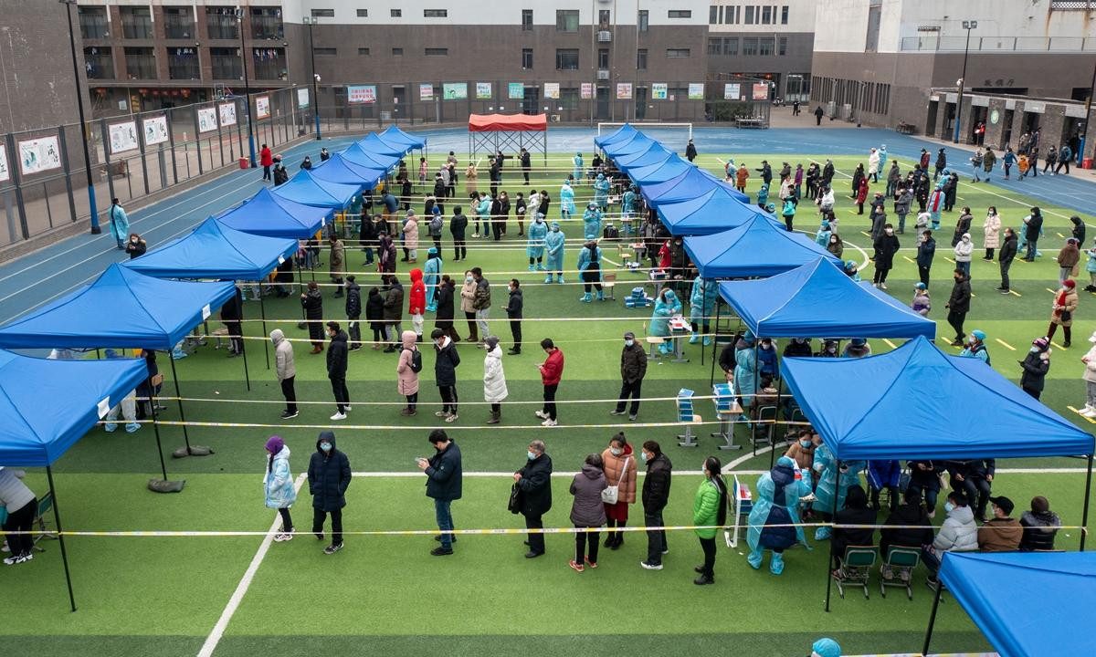 Người dân Thiên Tân xếp hàng chờ xét nghiệm ngày 9/1. Ảnh: Global Times