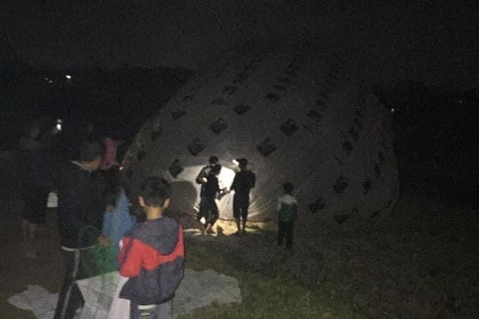 Người dân tò mò khi phát hiện "vật thể lạ" - Ảnh: Facebook Người dân tò mò khi phát hiện "vật thể lạ" - Ảnh: Facebook