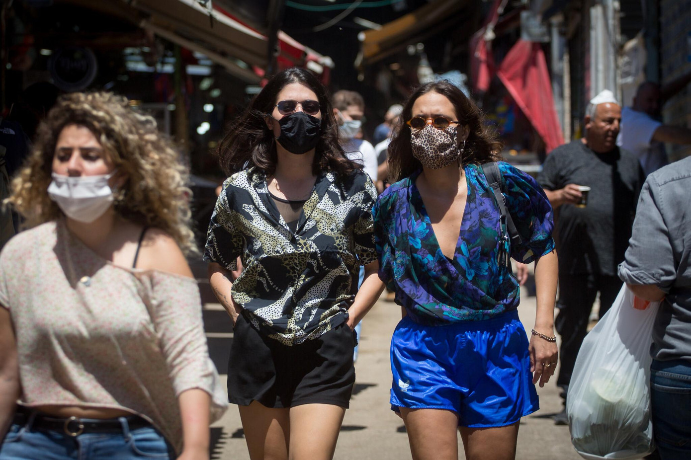 Người dân đeo khẩu trang khi đi mua sắm ở Tel Aviv (Israel). Ảnh: Times of Israel