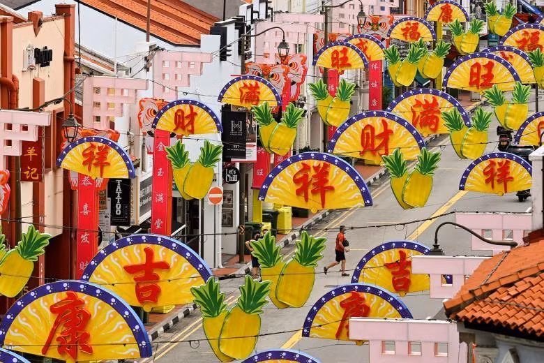 Phố Tàu trang hoàng đón Tết, nhưng sẽ chỉ được phục vụ tối đa 300 khách ở cùng một thời điểm. Ảnh: EPA-EFE Phố Tàu trang hoàng đón Tết, nhưng sẽ chỉ được phục vụ tối đa 300 khách ở cùng một thời điểm. Ảnh: EPA-EFE