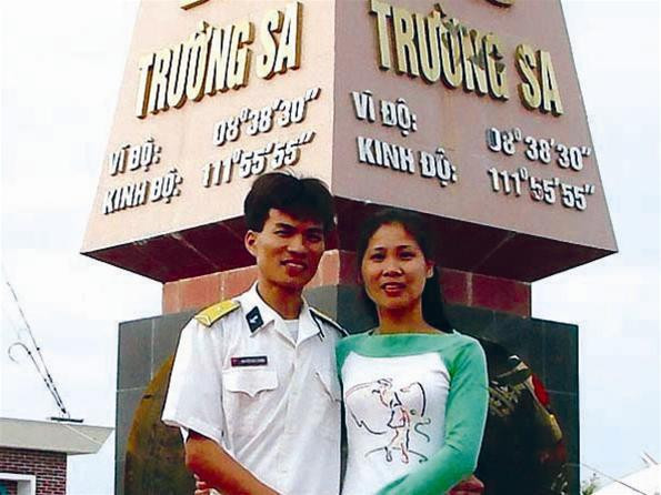 Đôi vợ chồng trẻ bên cột mốc chủ quyền