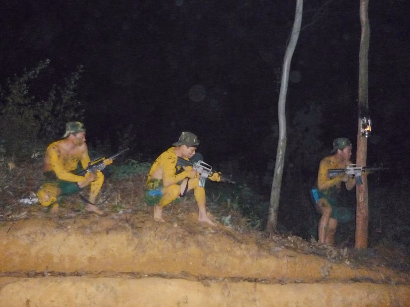 Trinh sát phục kích bắt địch. Ảnh: H.T. Trinh sát phục kích bắt địch. Ảnh: H.T