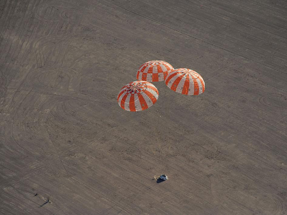 Ba chiếc dù chính trong cuộc thử nghiệm
