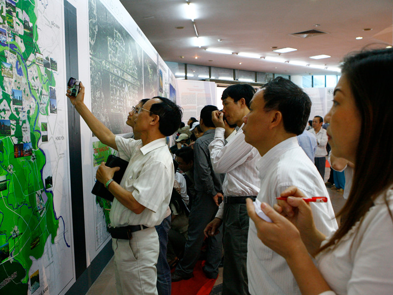Người dân đến xem triển lãm quy hoạch chung xây dựng Thủ đô Hà Nội 
