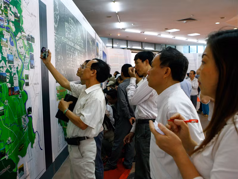 Người dân đến xem triển lãm quy hoạch chung xây dựng Thủ đô Hà Nội 