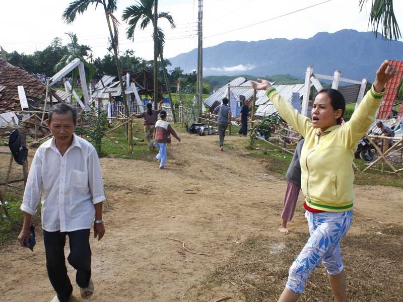 Người dân la hét hoảng loạn vì động đất gây sập nhà và chết người. Người dân la hét hoảng loạn vì động đất gây sập nhà và chết người