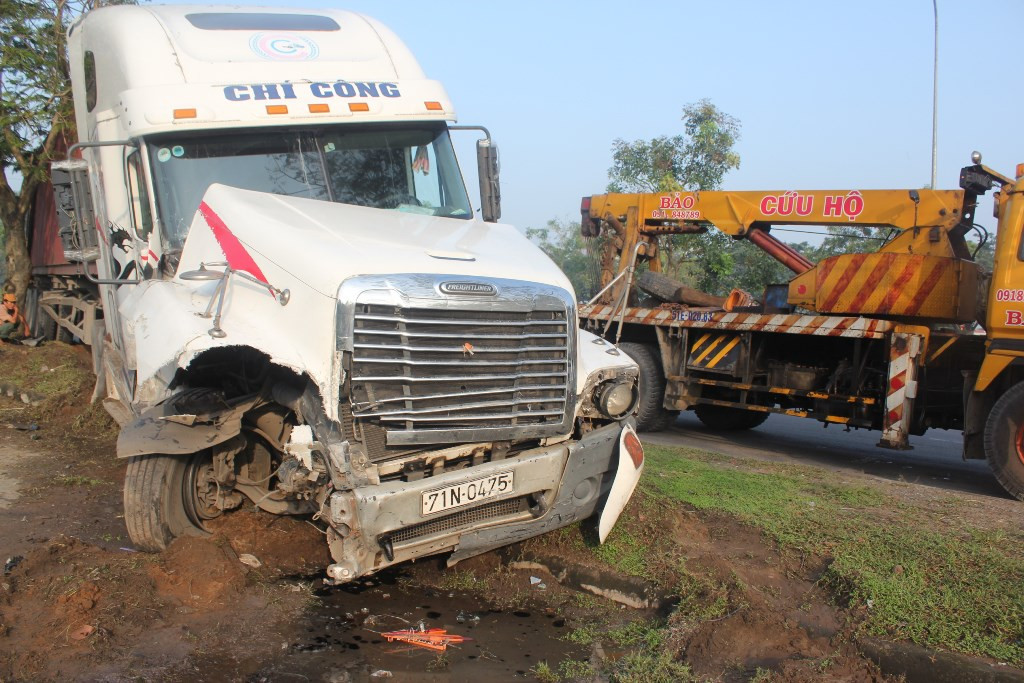 Đầu xe container hư hỏng nặng