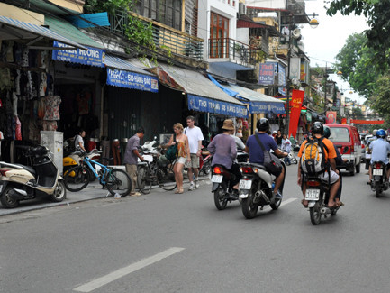 Nhà mặt phố ở Hàng Ngang, Hàng Đào được rao bán giá dao động từ 800 đến 900 triệu đồng một m2. Ảnh: Anh Quân