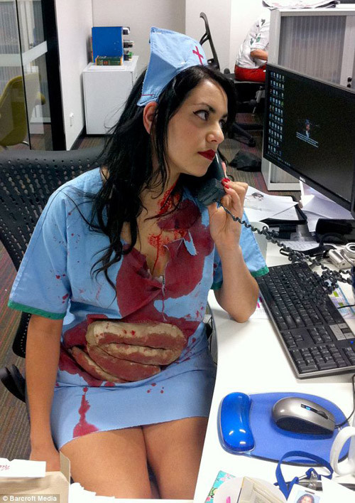 Hình ảnh Mary chụp tại chỗ làm việc với bộ trang phục của nữ y tá trong phim kinh dị