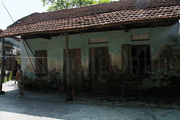 Căn nhà cũ nát của gia đình em Hậu đã không còn ở được nữa. Từ lâu, gia đình em ở nhờ nhà ông nội. Ảnh: Trường Phong