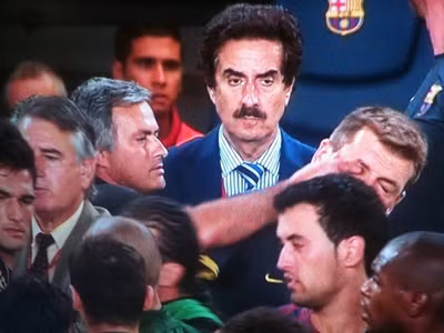 Ảnh chụp màn hình cho thấy Mourinho đã tấn công vị trợ lý của đội Barcelona. Ảnh chụp màn hình cho thấy Mourinho đã tấn công vị trợ lý của đội Barcelona