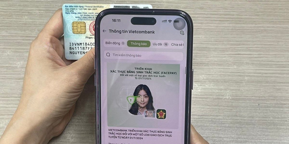 Ngân hàng hỗ trợ khách hàng cài đặt sinh trắc học. Ngân hàng hỗ trợ khách hàng cài đặt sinh trắc học.