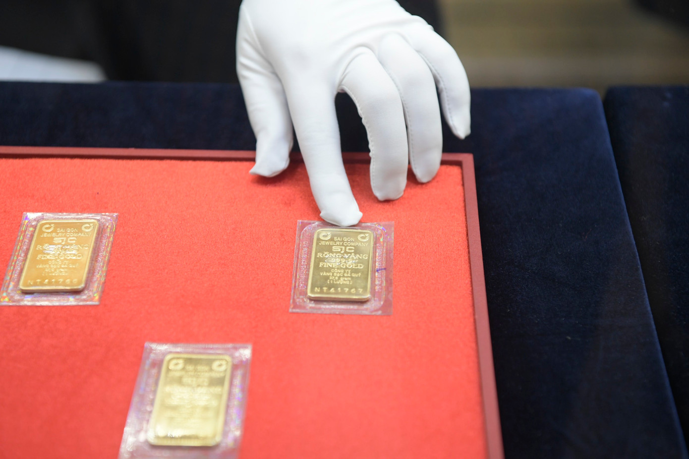 Giá vàng miếng SJC giảm mạnh nhưng vẫn cao hơn thế giới 6 triệu đồng/lượng. Giá vàng miếng SJC giảm mạnh nhưng vẫn cao hơn thế giới 6 triệu đồng/lượng.