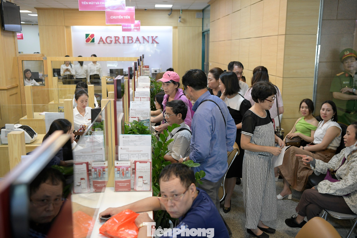 Ngân hàng Agribank thông báo bán vàng trực tuyến từ ngày 17/6 tới để khách không phải xếp hàng. Ngân hàng Agribank thông báo bán vàng trực tuyến từ ngày 17/6 tới để khách không phải xếp hàng.