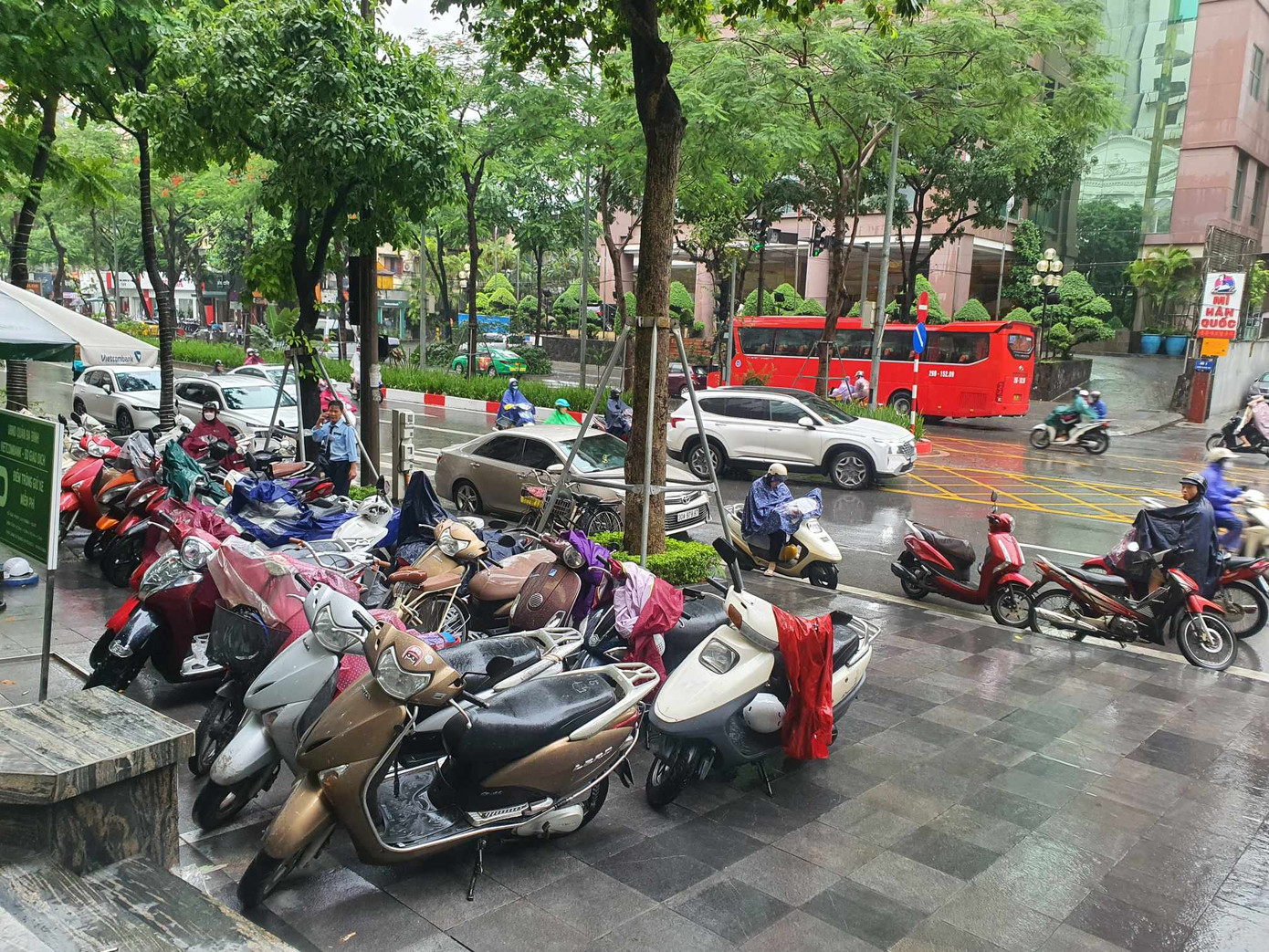 Tại điểm bán vàng ngân hàng Vietcombank Láng Hạ hết chỗ để xe khách đến mua vàng sáng 5/6 (ảnh: N.M).