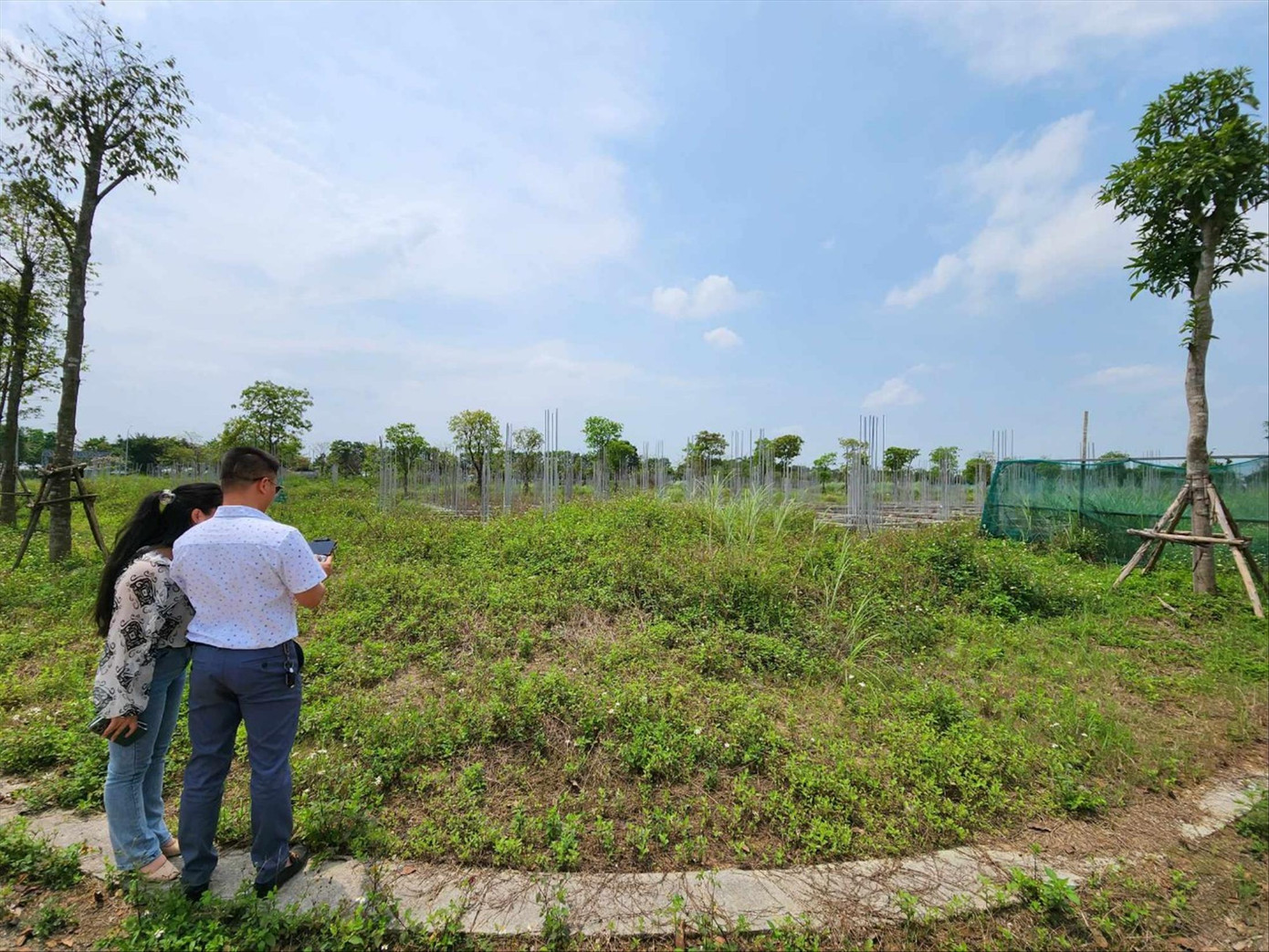 Nhiều nhà đầu tư đi săn đất nền vùng ven Hà Nội (ảnh: Ngọc Mai).