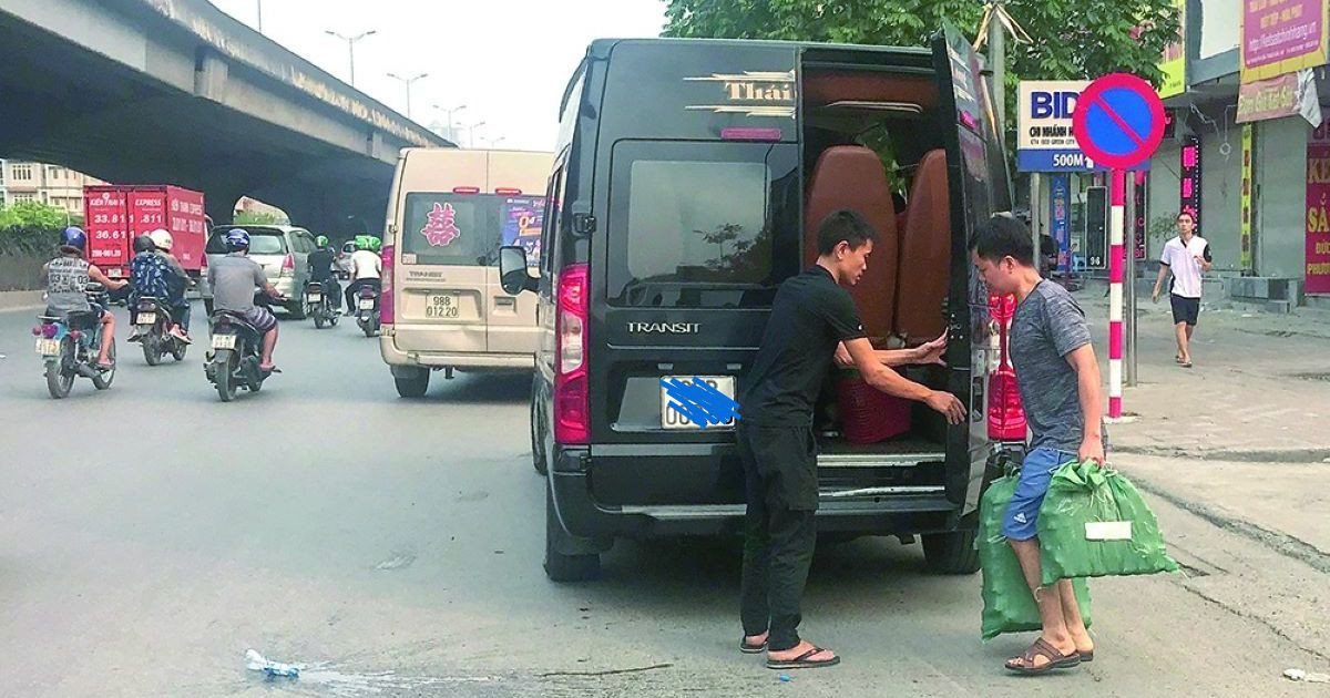 Xe hợp đồng "trá hình" tùy tiện đón trả khách. Xe hợp đồng "trá hình" tùy tiện đón trả khách.