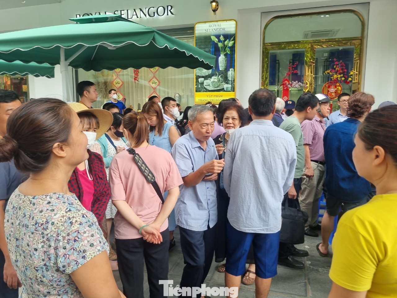 Người dân xếp hàng chờ mua vàng tại một ngân hàng trên Phố Huế, Hai Bà Trưng, Hà Nội sáng 7/6 (ảnh: Ngọc Mai). Người dân xếp hàng chờ mua vàng tại một ngân hàng trên Phố Huế, Hai Bà Trưng, Hà Nội sáng 7/6 (ảnh: Ngọc Mai).