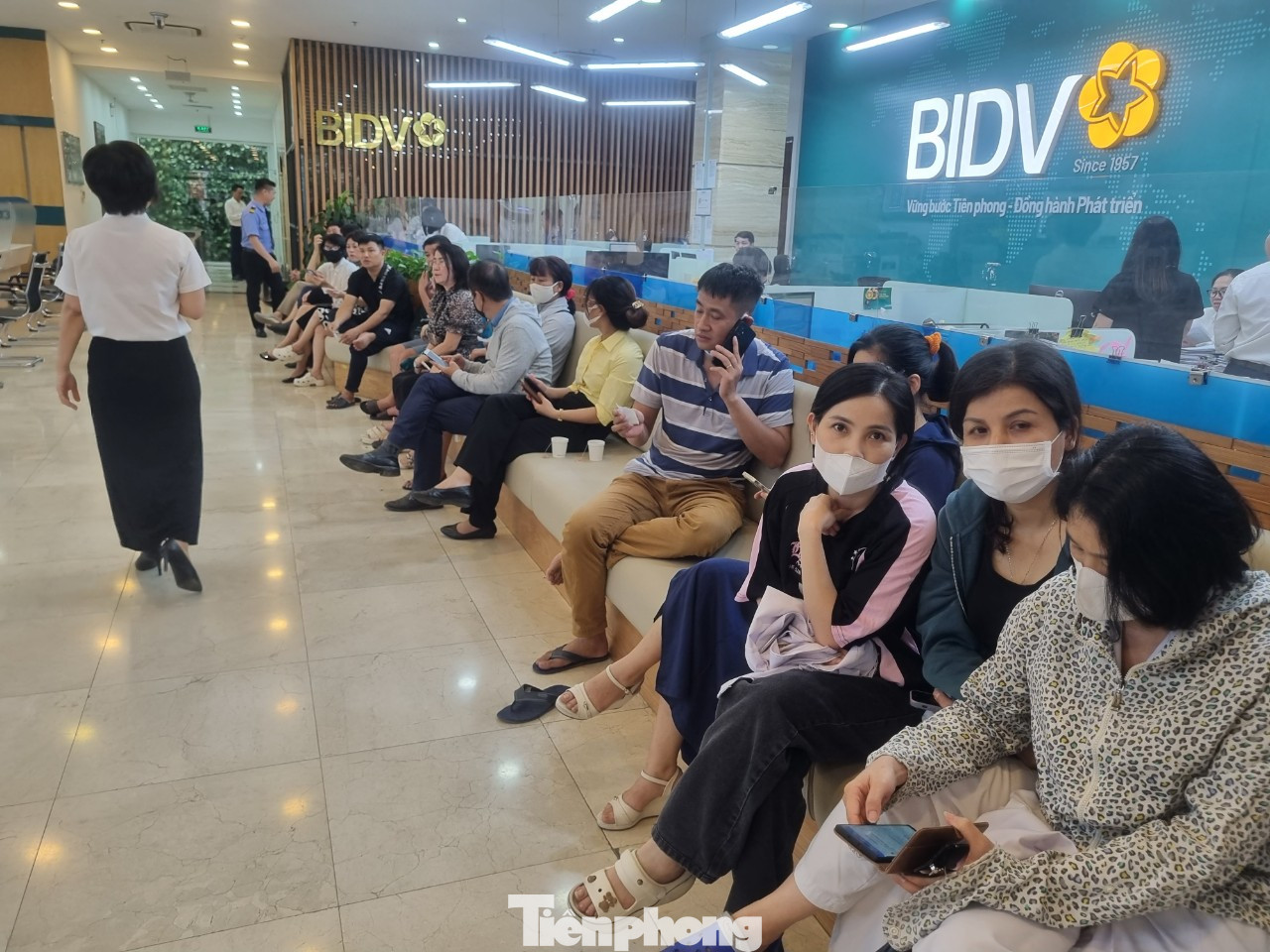 Nhóm ngân hàng quốc doanh bán vàng trực tiếp cho dân nhằm thu hẹp khoảng cách giá vàng với thế giới (ảnh: Ngọc Mai).