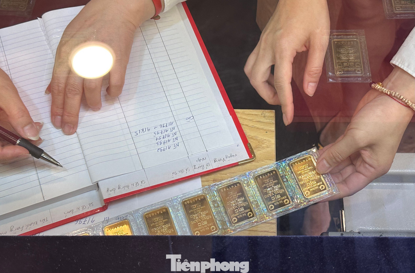 Giá vàng miếng SJC giảm nửa triệu đồng/lượng. Giá vàng miếng SJC giảm nửa triệu đồng/lượng.