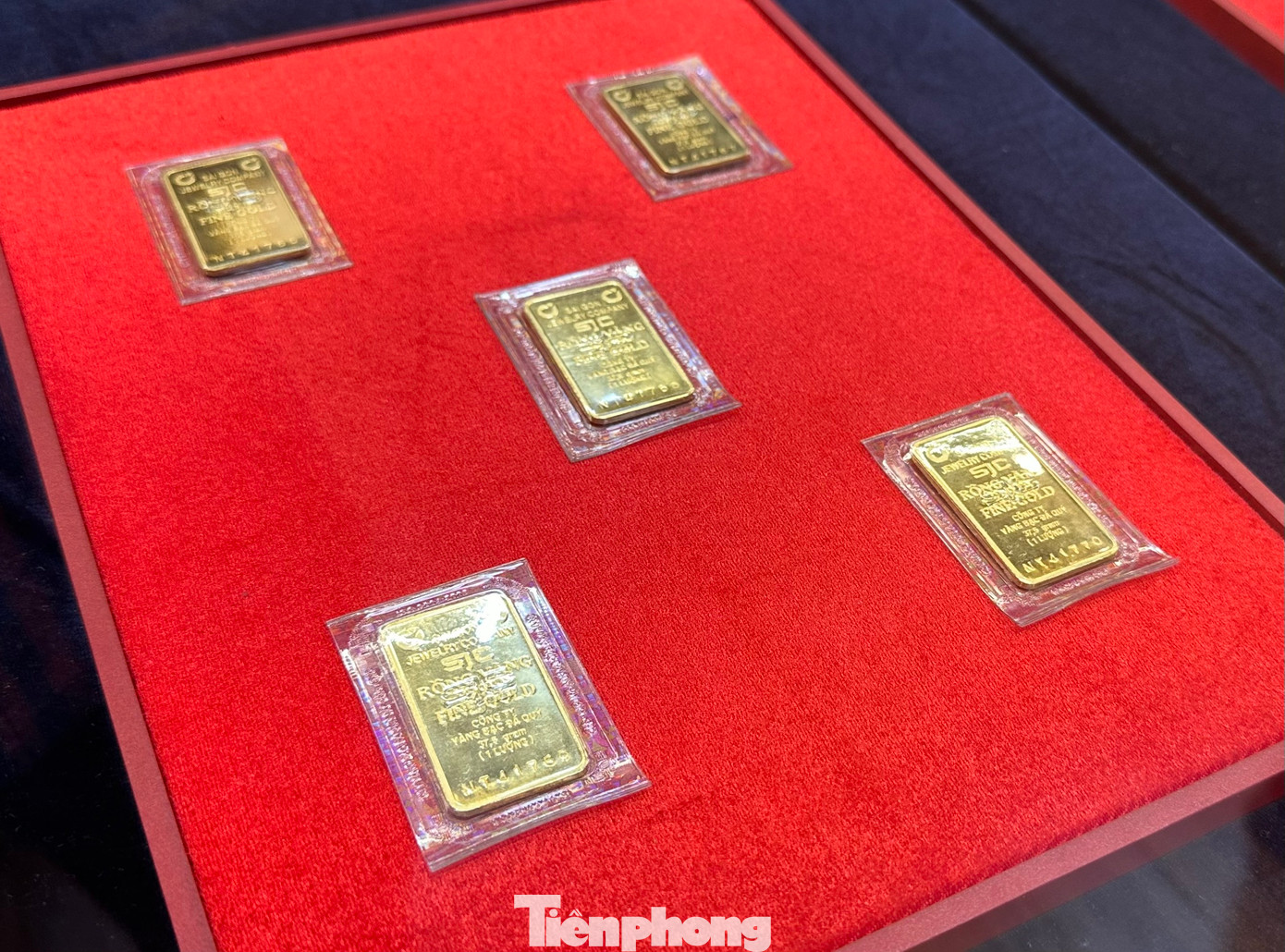 Giá vàng miếng SJC giảm 6 triệu đồng/lượng trong vòng gần 2 tuần qua. Giá vàng miếng SJC giảm 6 triệu đồng/lượng trong vòng gần 2 tuần qua.